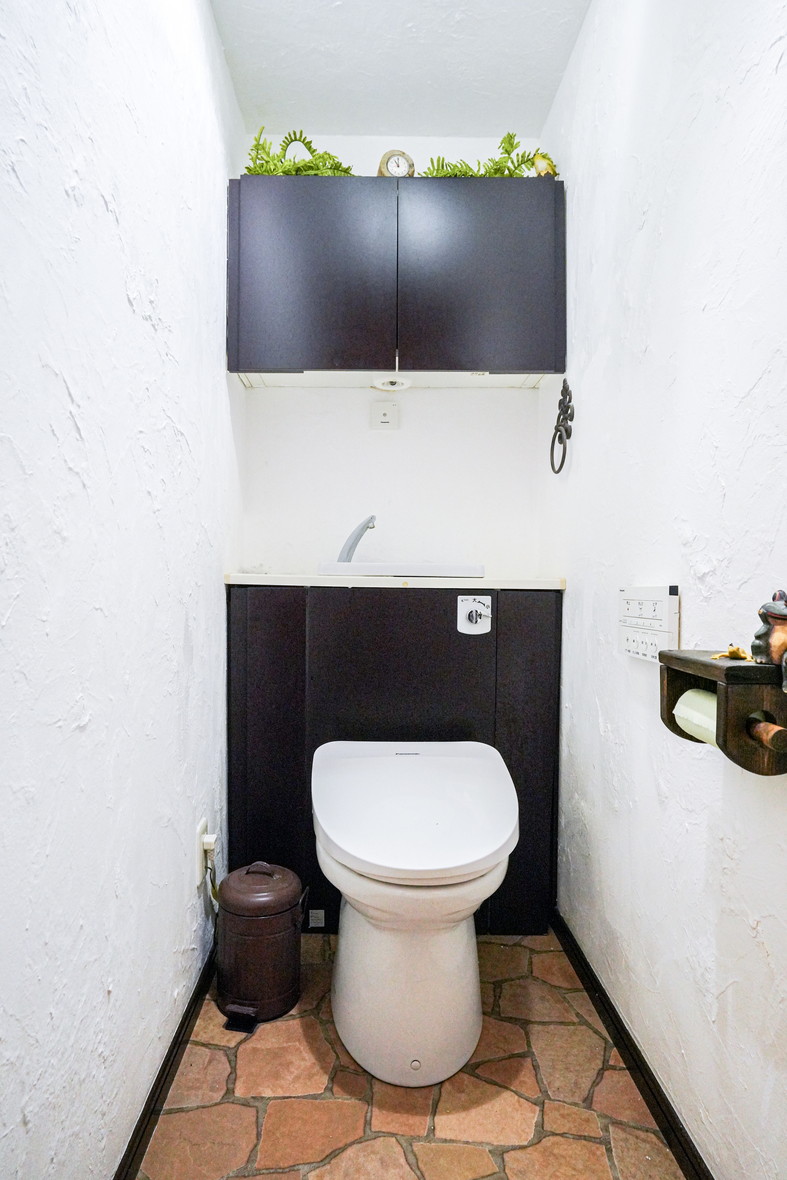 RESTROOM